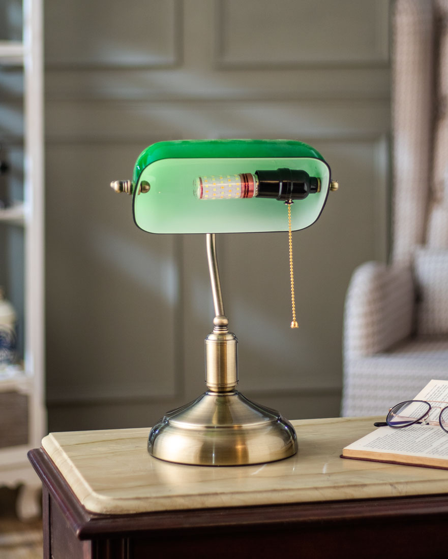 Junips | Classic Banker Lamp