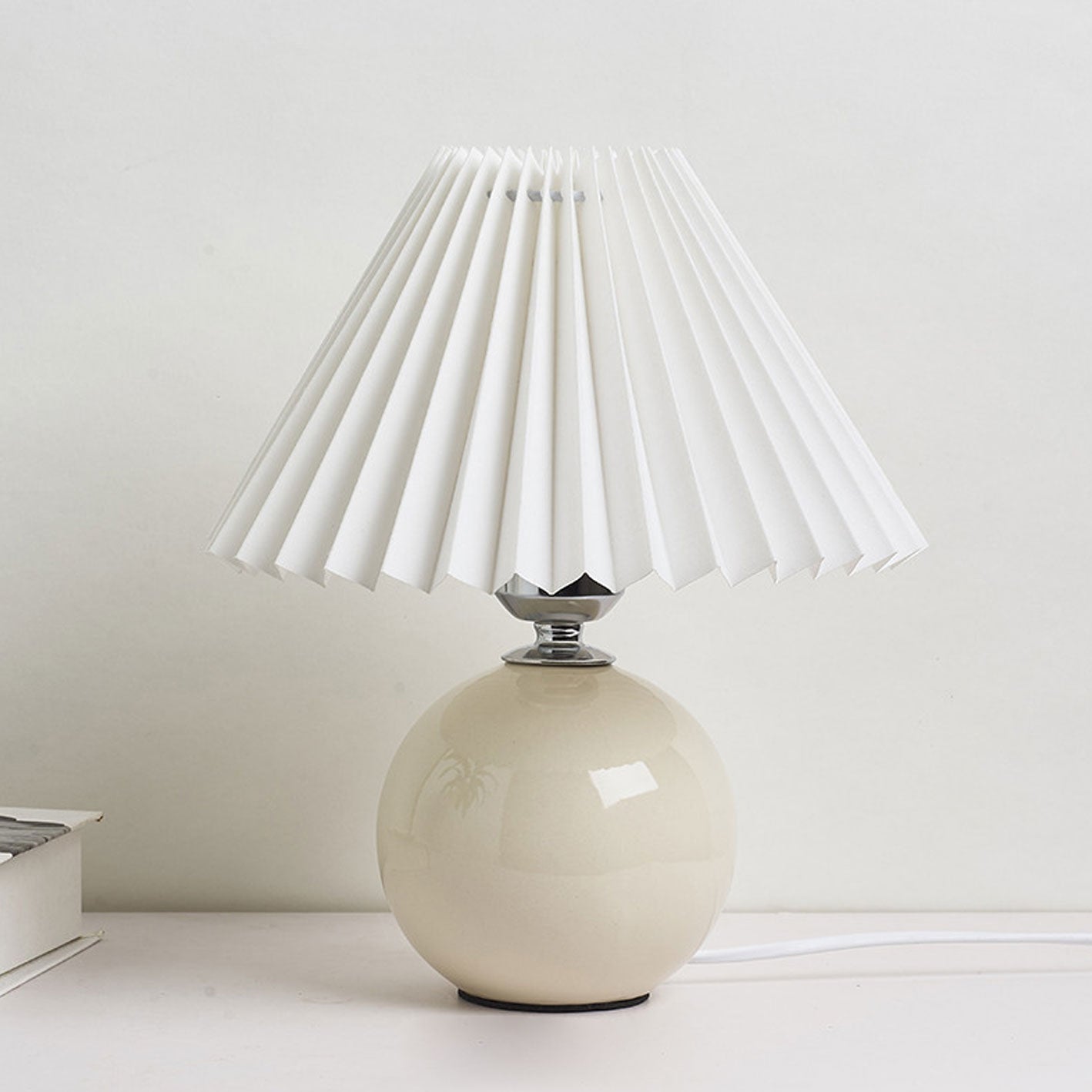 Junips | Nordic minimalist 1-light table lamp made of ceramic with pleats