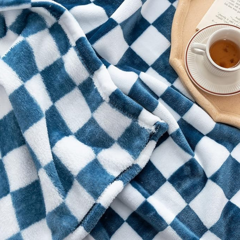 Junips | Stylish blanket in checkered pattern for your home