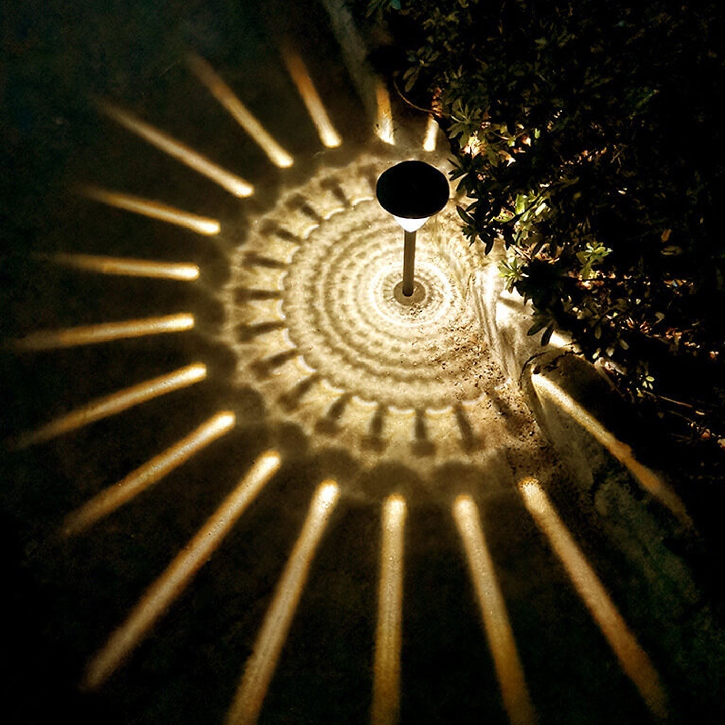 Junips | Solar waterproof circular divergent light shadow design LED outdoor garden decorative light