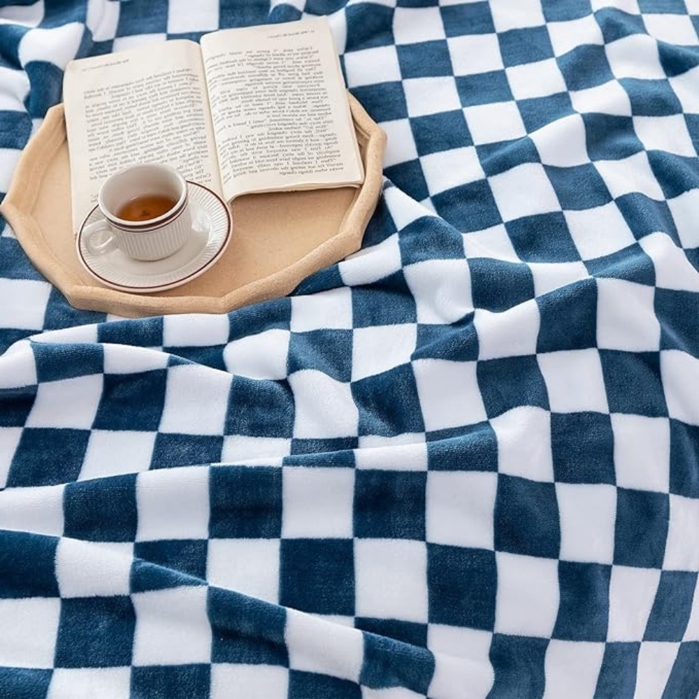 Junips | Stylish blanket in checkered pattern for your home