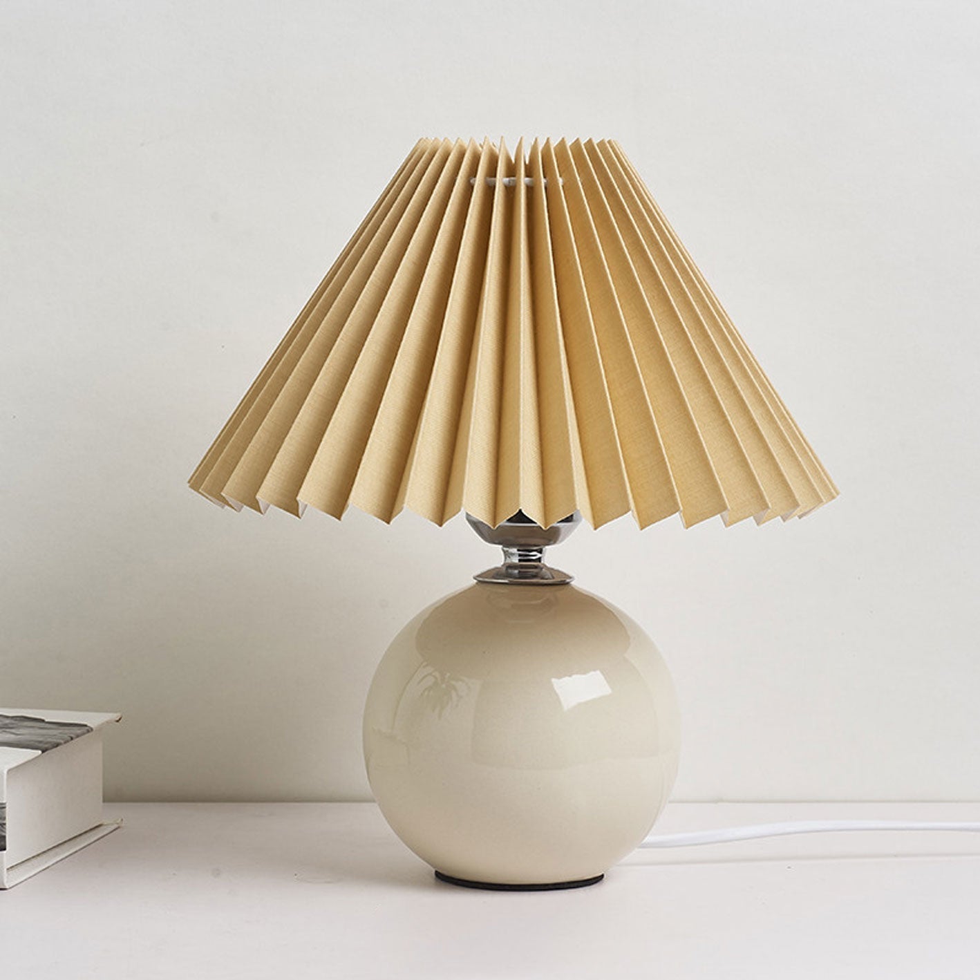 Junips | Nordic minimalist 1-light table lamp made of ceramic with pleats