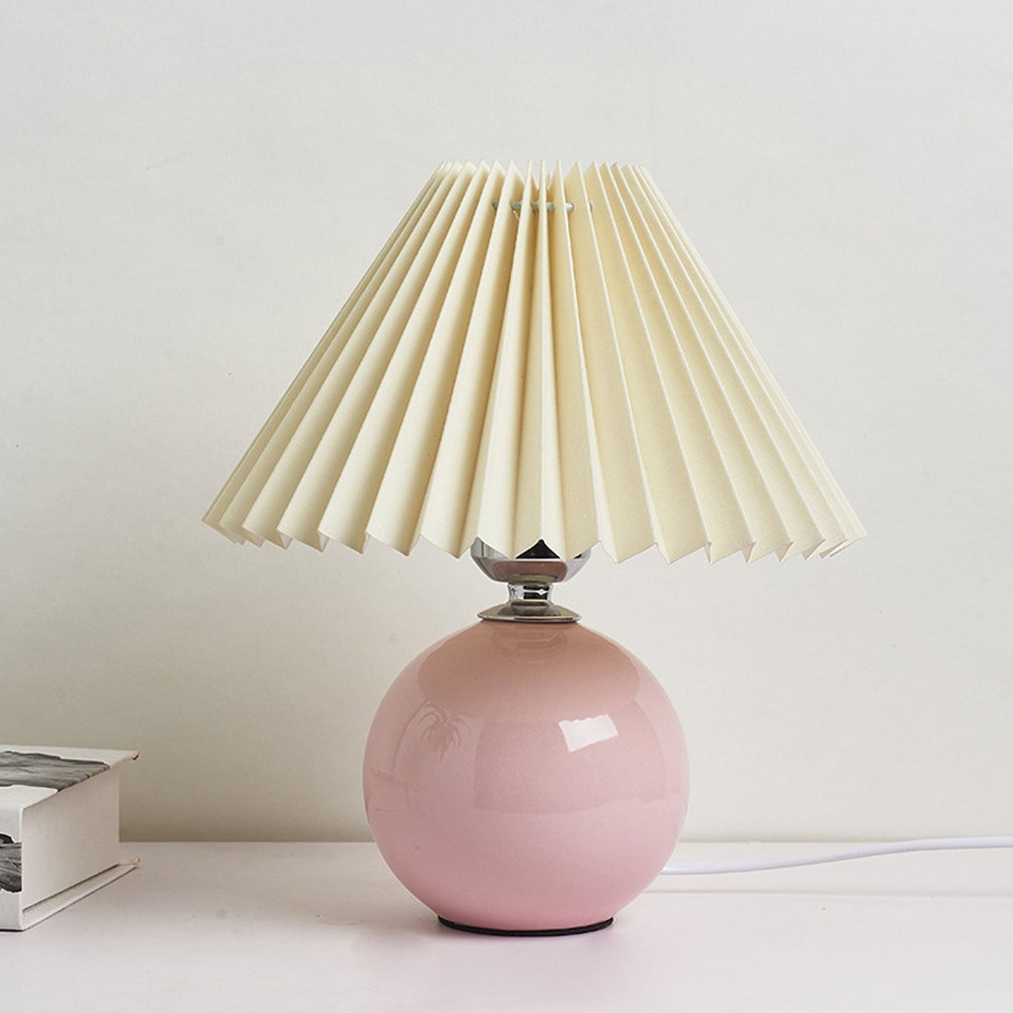 Junips | Nordic minimalist 1-light table lamp made of ceramic with pleats