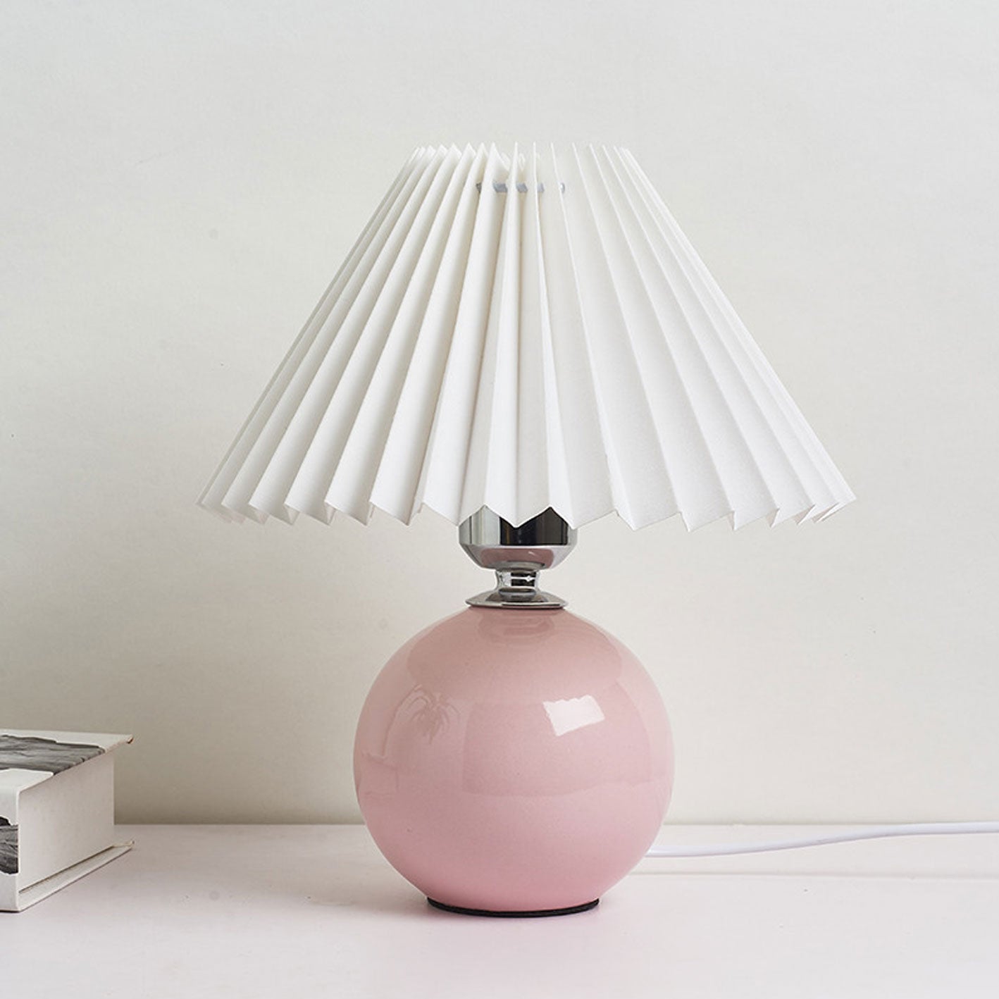 Junips | Nordic minimalist 1-light table lamp made of ceramic with pleats
