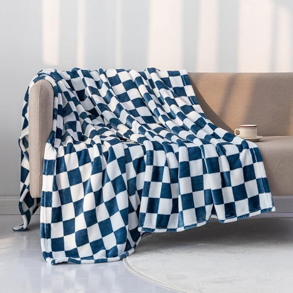 Junips | Stylish blanket in checkered pattern for your home