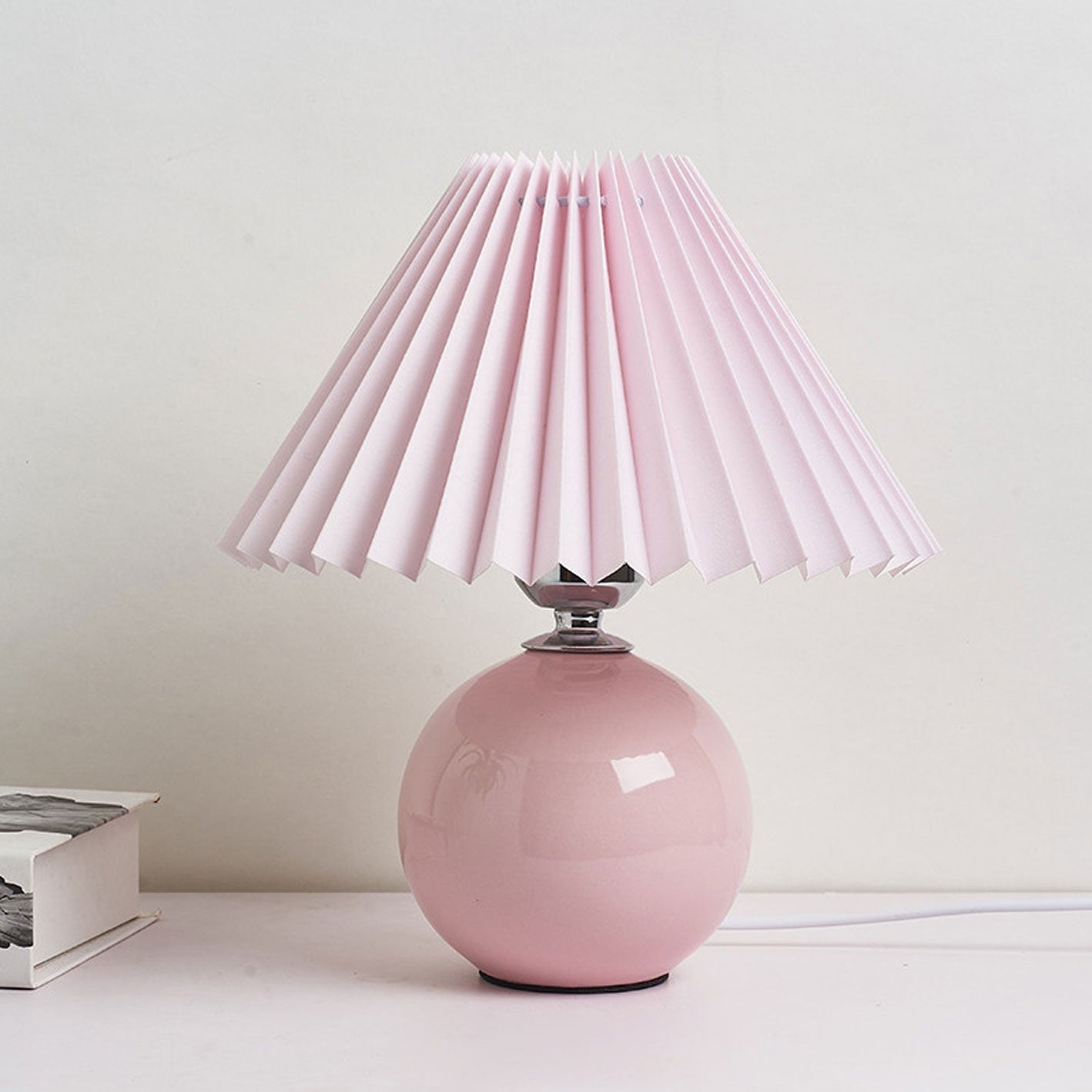 Junips | Nordic minimalist 1-light table lamp made of ceramic with pleats