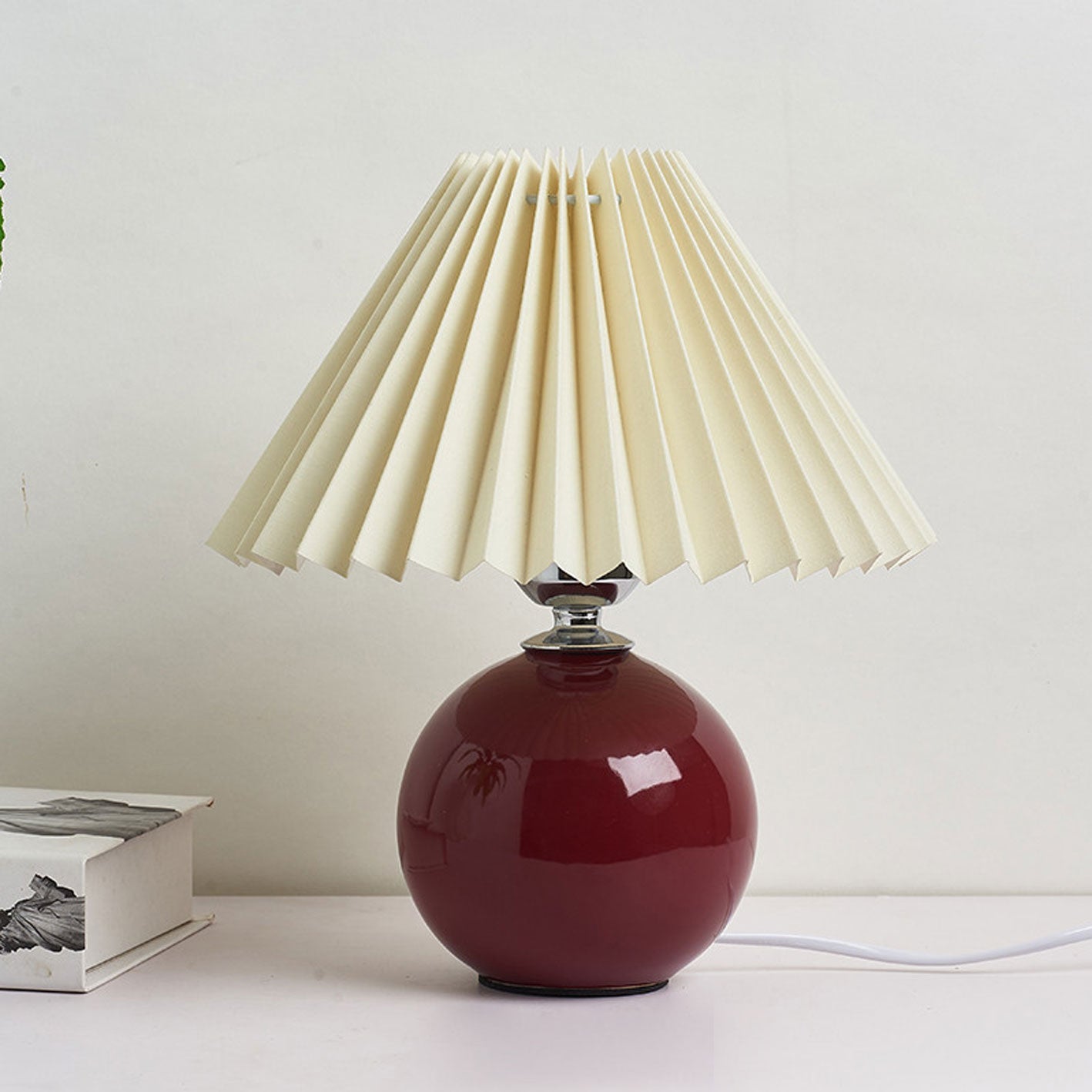 Junips | Nordic minimalist 1-light table lamp made of ceramic with pleats