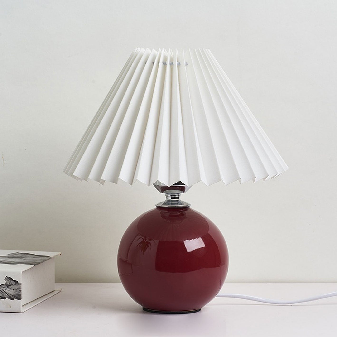 Junips | Nordic minimalist 1-light table lamp made of ceramic with pleats