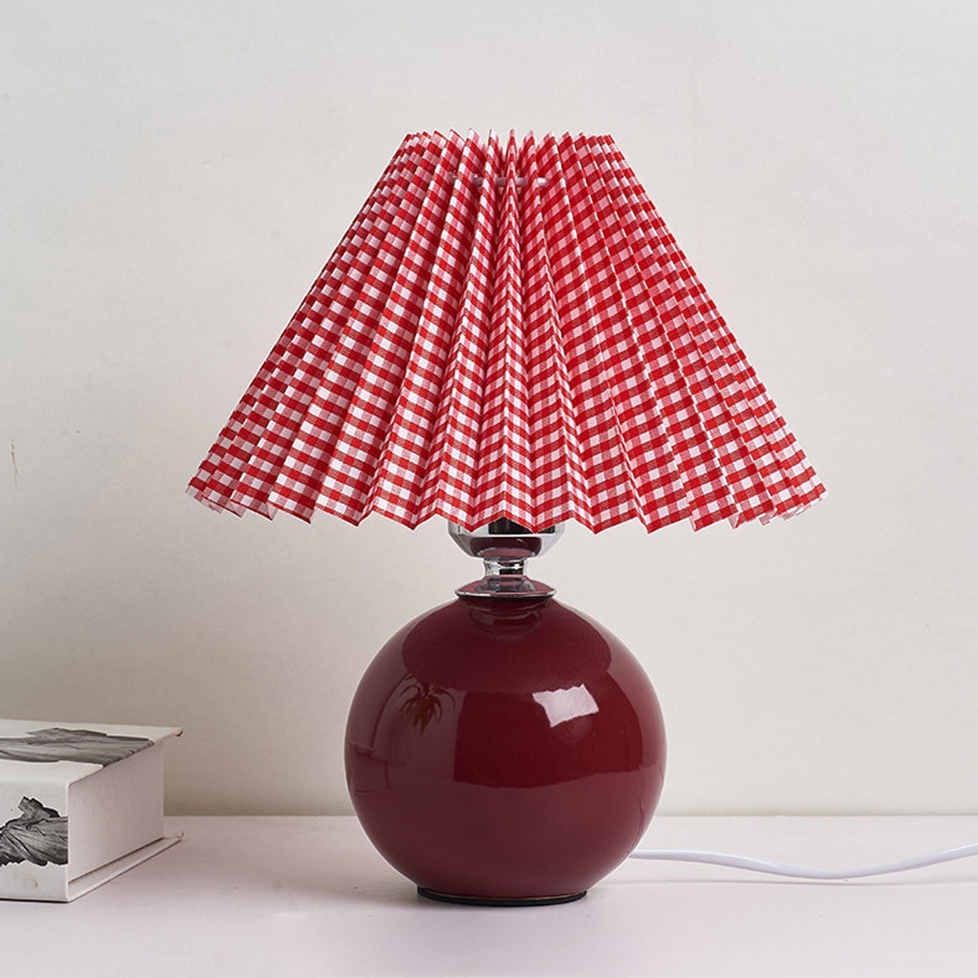 Junips | Nordic minimalist 1-light table lamp made of ceramic with pleats