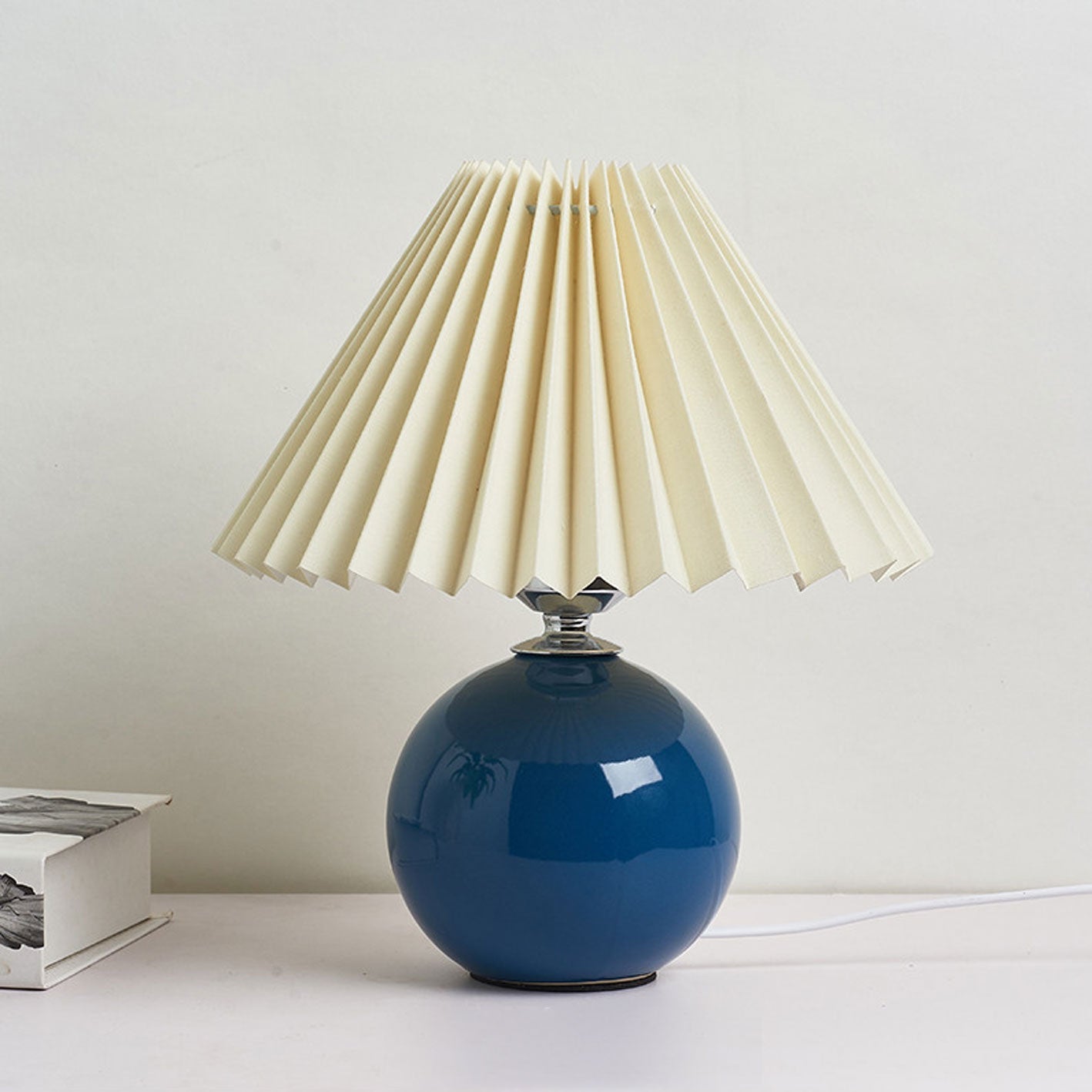 Junips | Nordic minimalist 1-light table lamp made of ceramic with pleats
