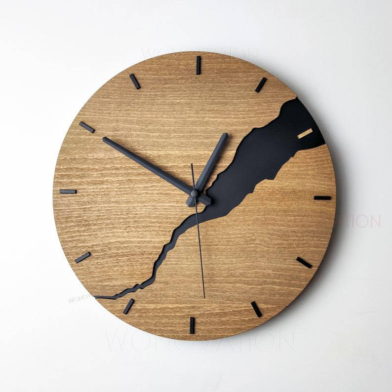 Junips | RusticEdge – Unique wall clock with cracked wood surface and rustic elegance