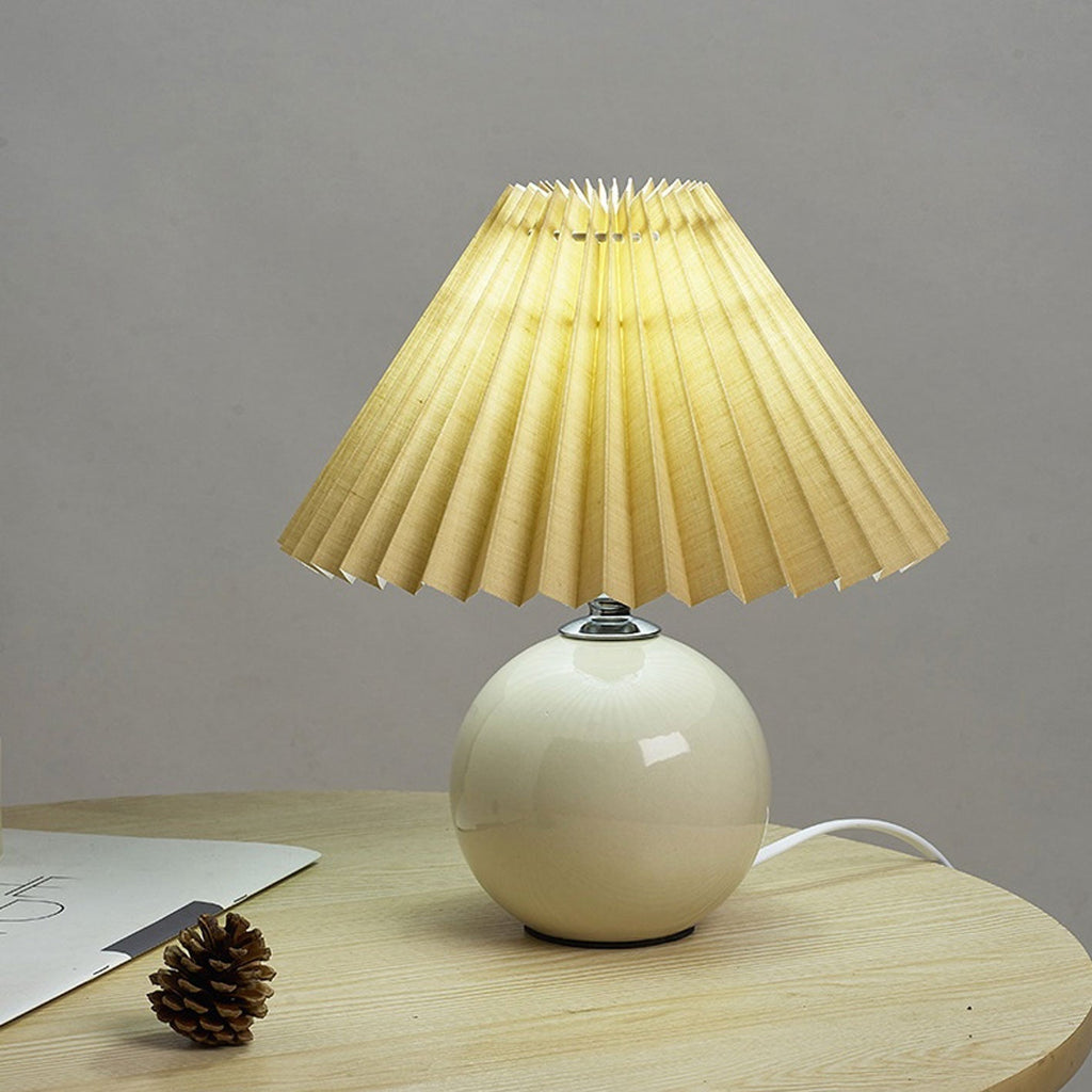 Junips | Nordic minimalist 1-light table lamp made of ceramic with pleats