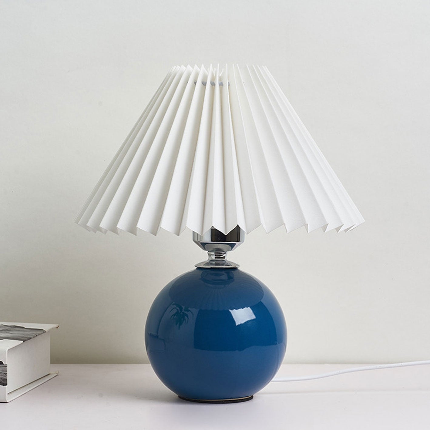 Junips | Nordic minimalist 1-light table lamp made of ceramic with pleats