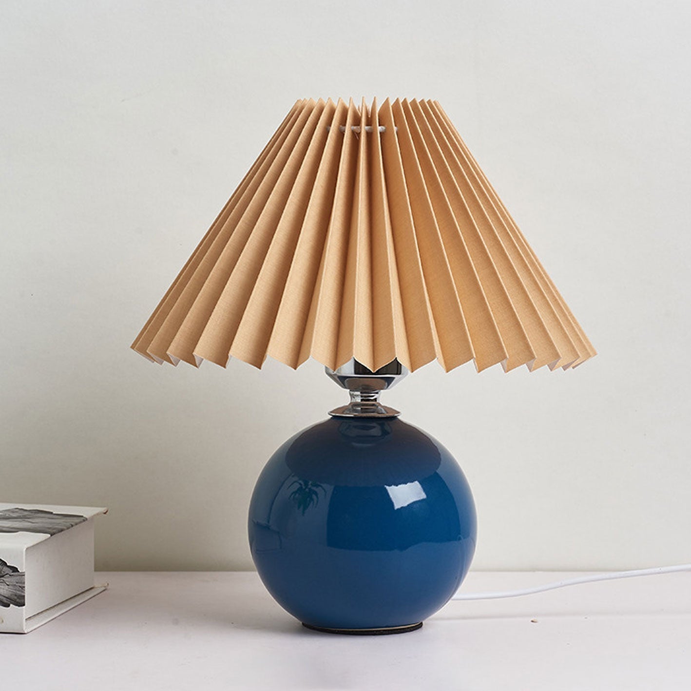 Junips | Nordic minimalist 1-light table lamp made of ceramic with pleats