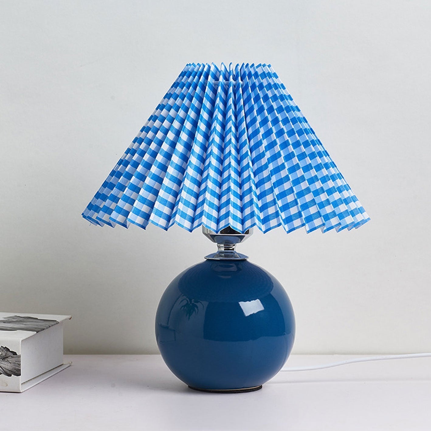 Junips | Nordic minimalist 1-light table lamp made of ceramic with pleats