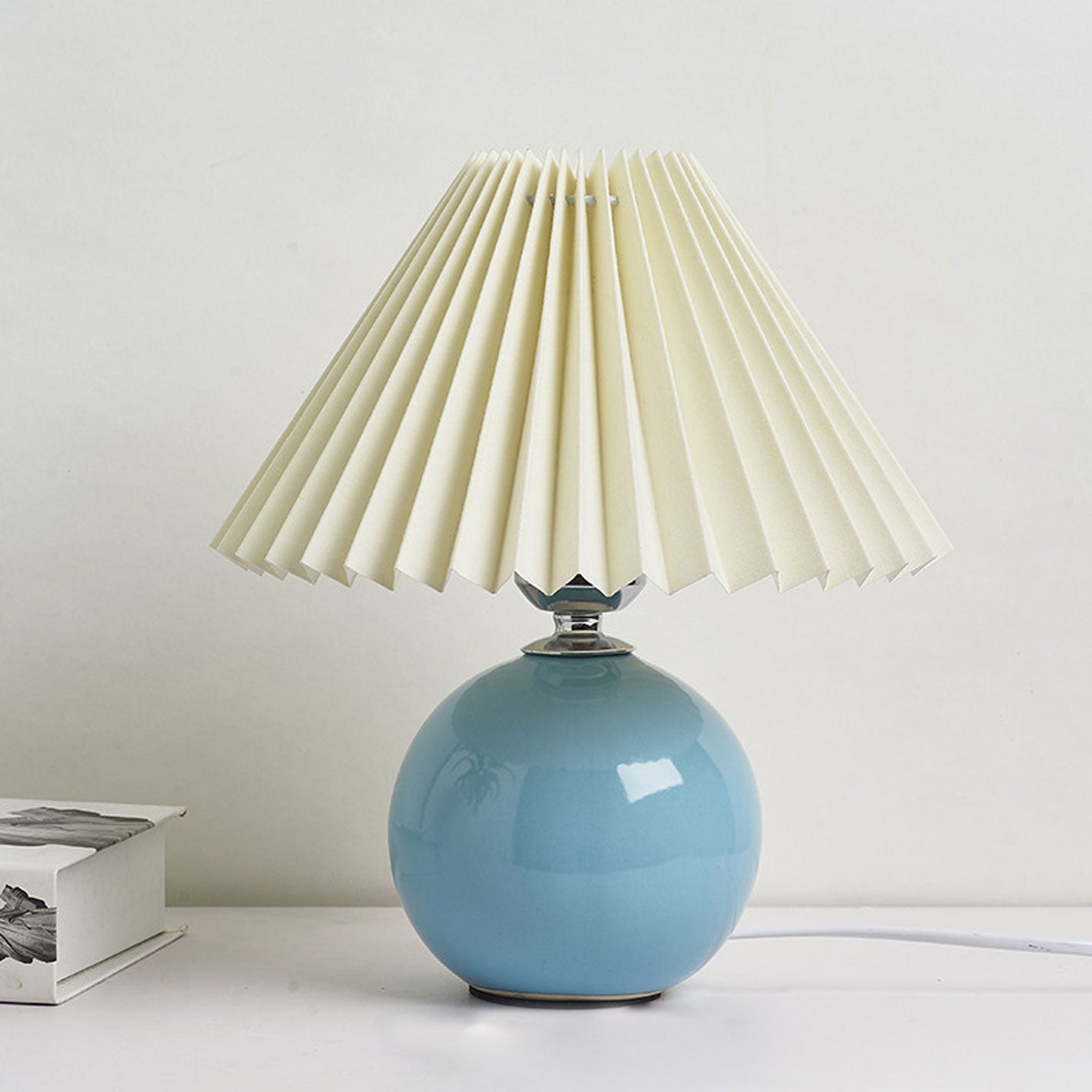Junips | Nordic minimalist 1-light table lamp made of ceramic with pleats
