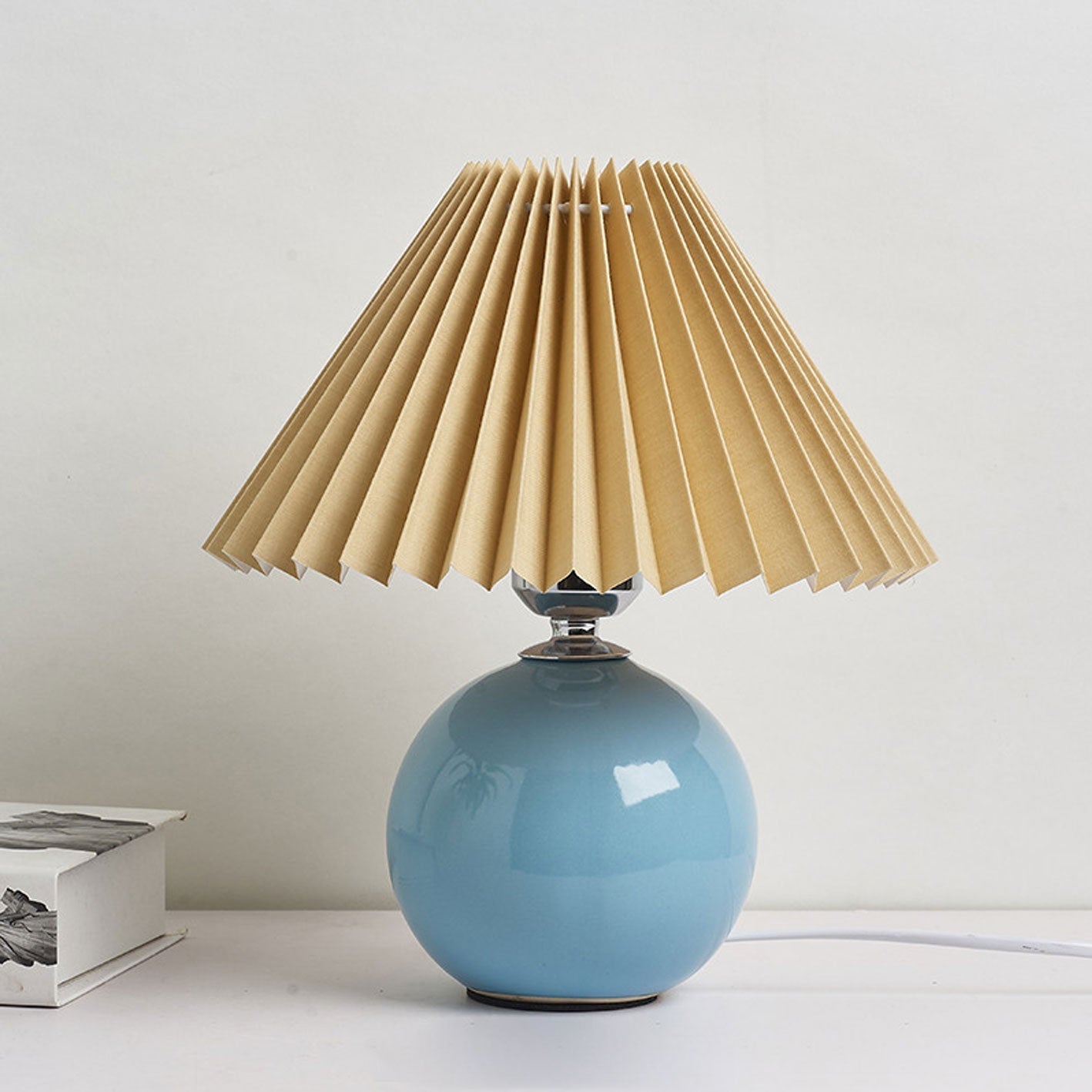 Junips | Nordic minimalist 1-light table lamp made of ceramic with pleats