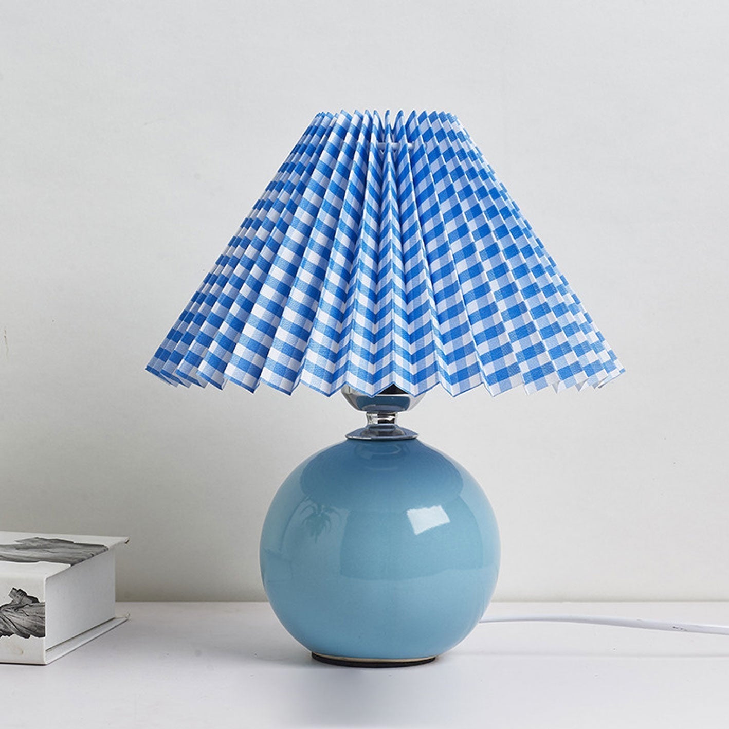 Junips | Nordic minimalist 1-light table lamp made of ceramic with pleats