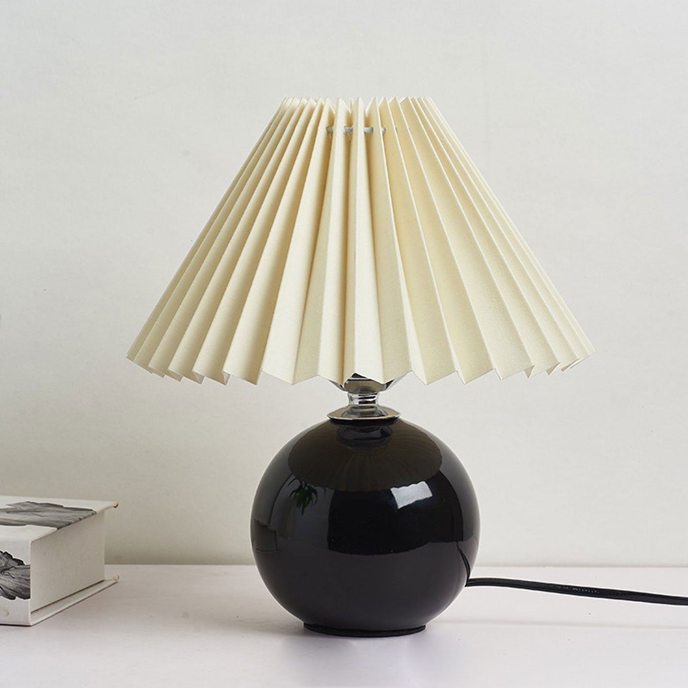 Junips | Nordic minimalist 1-light table lamp made of ceramic with pleats