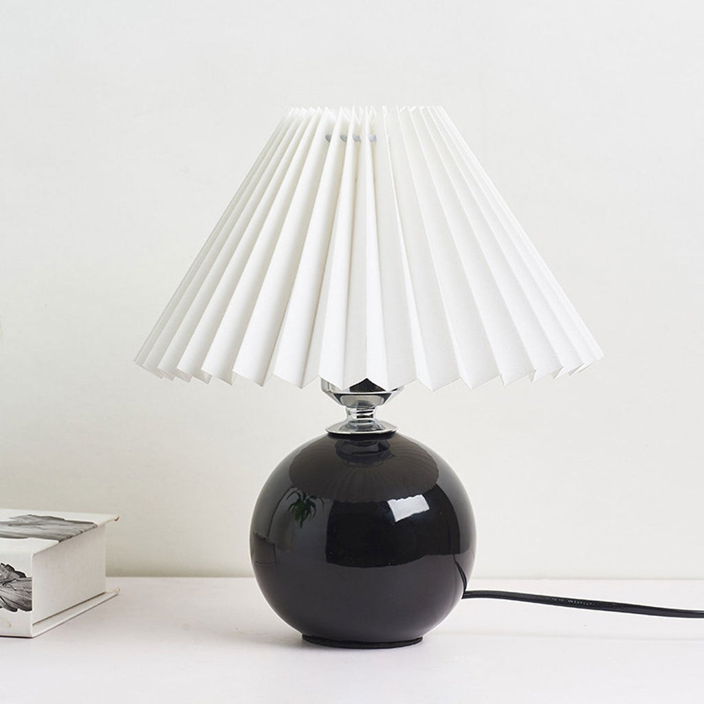 Junips | Nordic minimalist 1-light table lamp made of ceramic with pleats