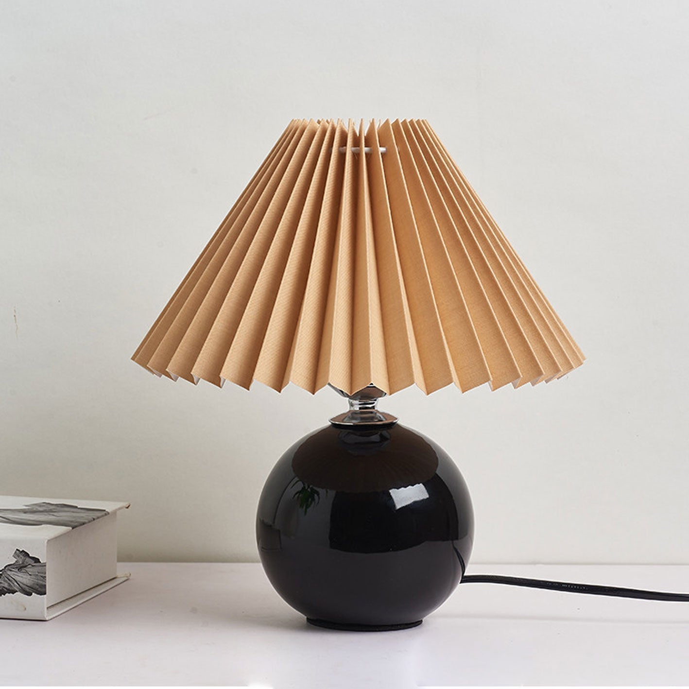 Junips | Nordic minimalist 1-light table lamp made of ceramic with pleats