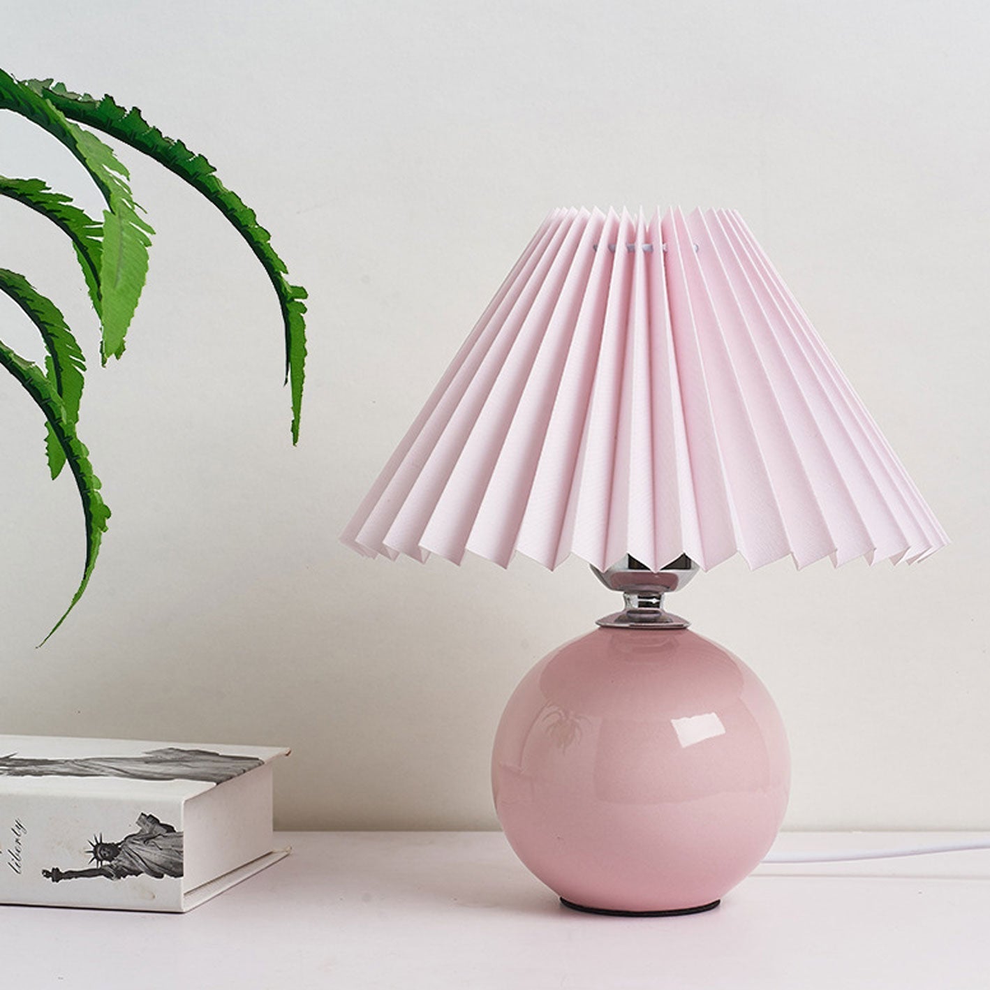 Junips | Nordic minimalist 1-light table lamp made of ceramic with pleats
