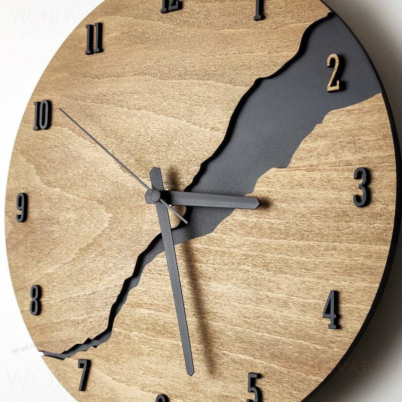 Junips | RusticEdge – Unique wall clock with cracked wood surface and rustic elegance