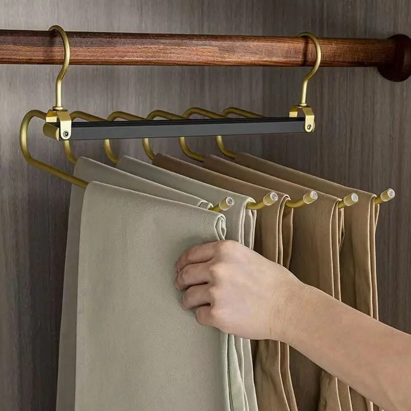 Junips | Space-saving trouser hangers from Gardudu made of aluminum