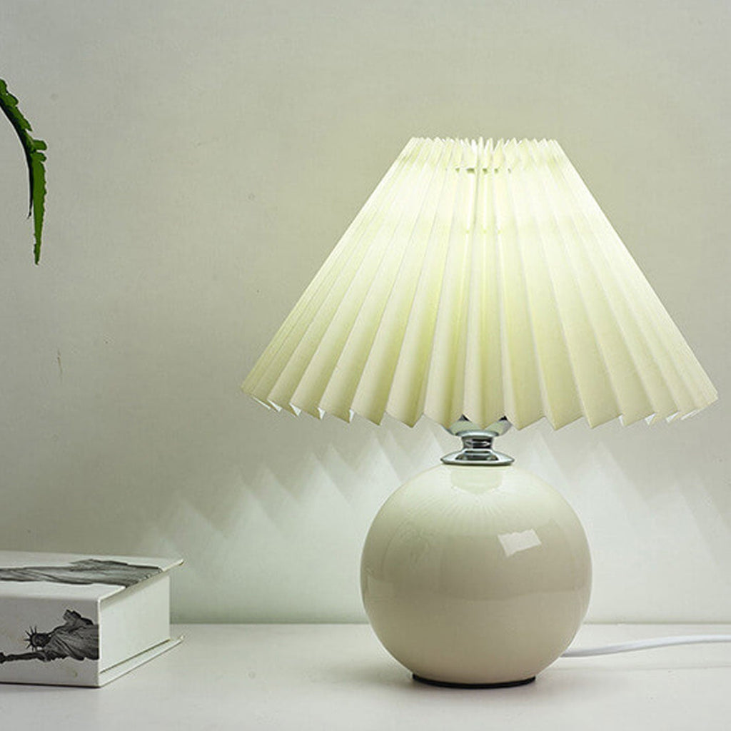 Junips | Nordic minimalist 1-light table lamp made of ceramic with pleats