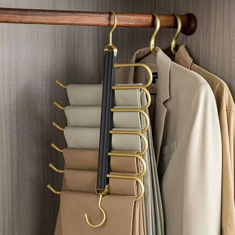 Junips | Space-saving trouser hangers from Gardudu made of aluminum