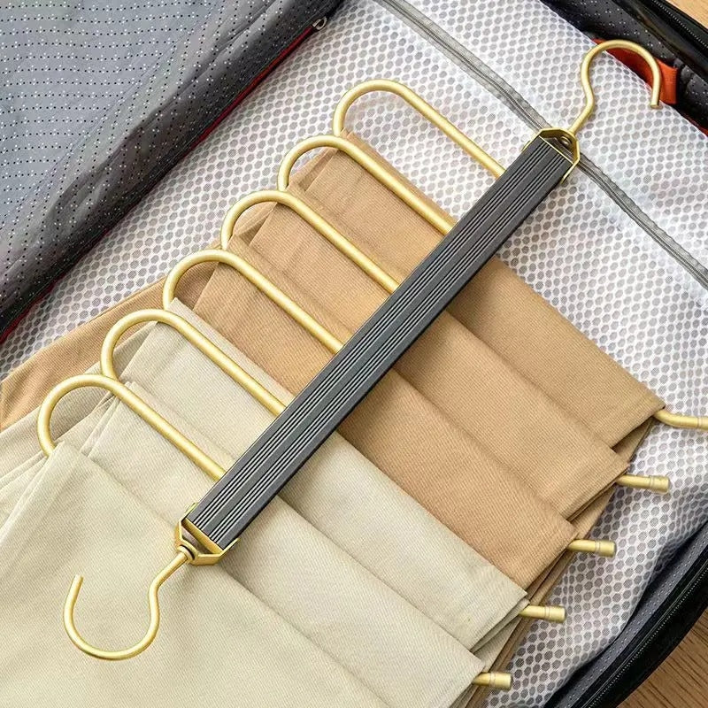 Junips | Space-saving trouser hangers from Gardudu made of aluminum