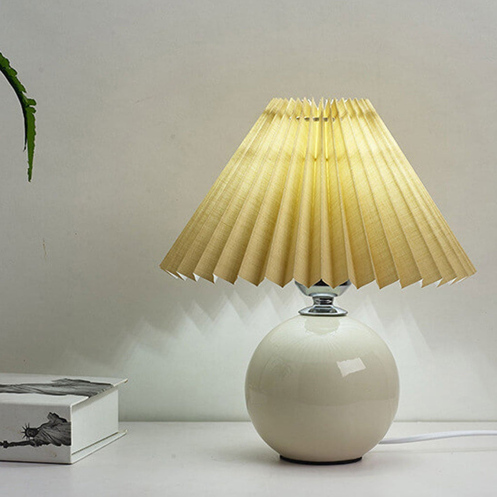 Junips | Nordic minimalist 1-light table lamp made of ceramic with pleats