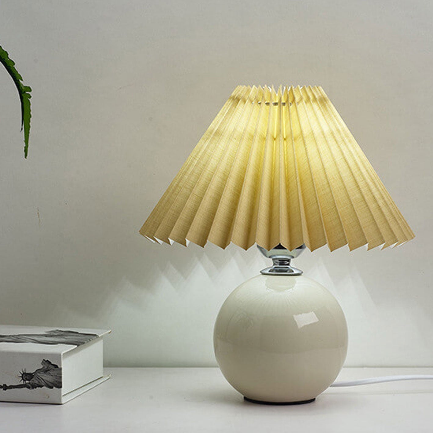 Junips | Nordic minimalist 1-light table lamp made of ceramic with pleats