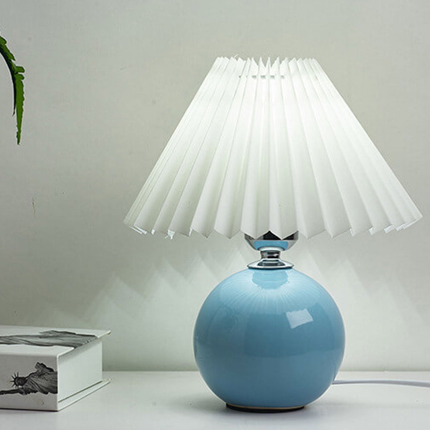 Junips | Nordic minimalist 1-light table lamp made of ceramic with pleats