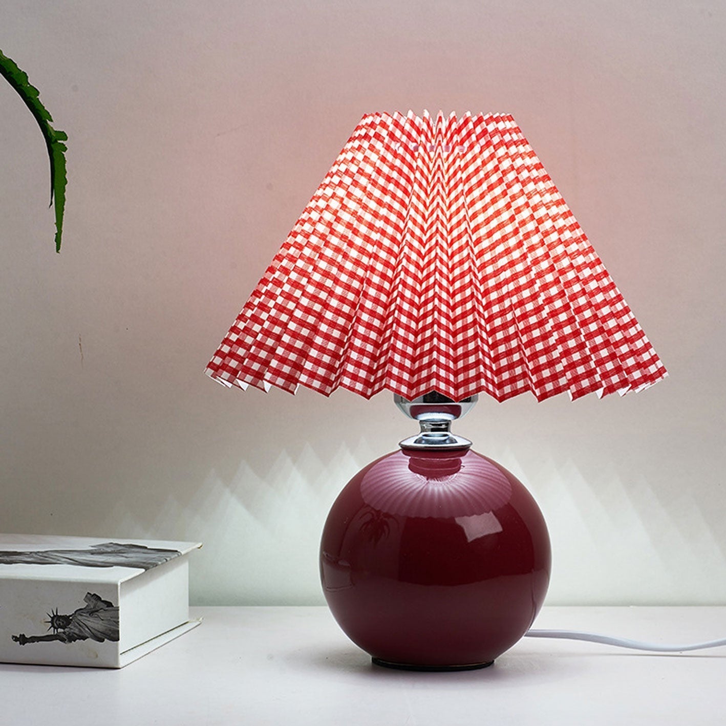 Junips | Nordic minimalist 1-light table lamp made of ceramic with pleats