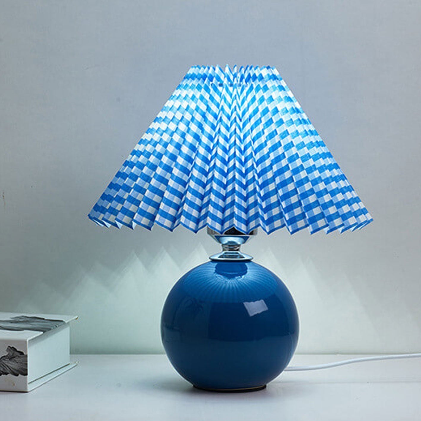 Junips | Nordic minimalist 1-light table lamp made of ceramic with pleats