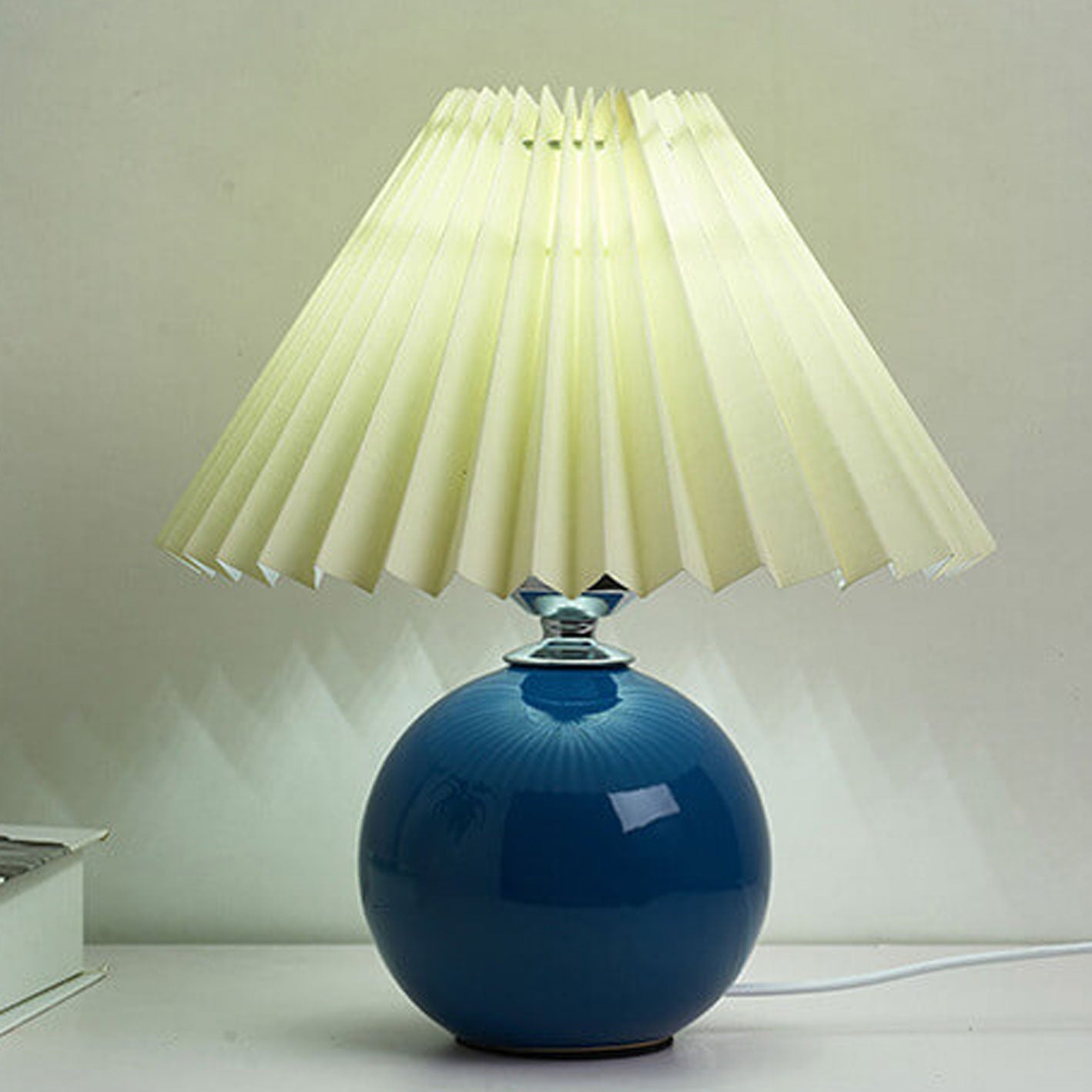 Junips | Nordic minimalist 1-light table lamp made of ceramic with pleats