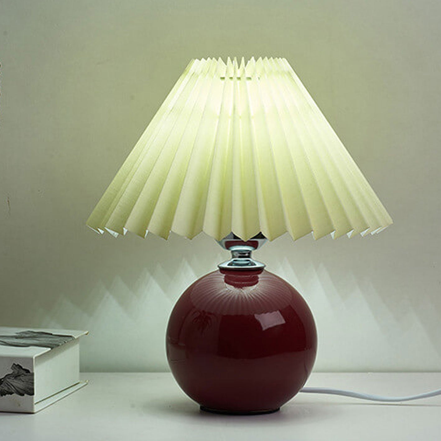 Junips | Nordic minimalist 1-light table lamp made of ceramic with pleats