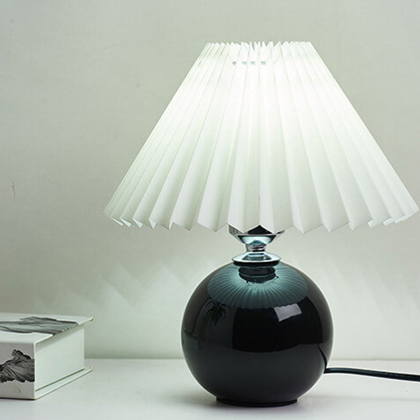 Junips | Nordic minimalist 1-light table lamp made of ceramic with pleats
