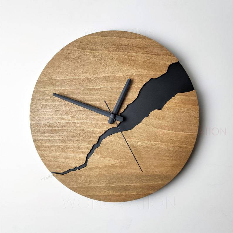 Junips | RusticEdge – Unique wall clock with cracked wood surface and rustic elegance
