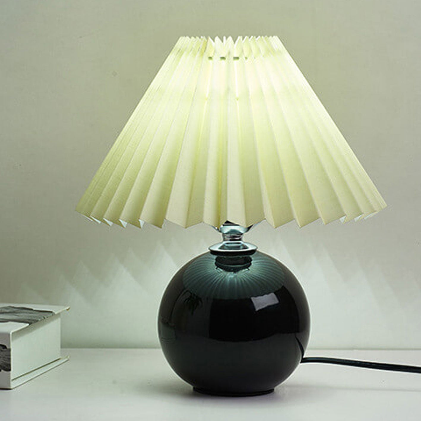 Junips | Nordic minimalist 1-light table lamp made of ceramic with pleats
