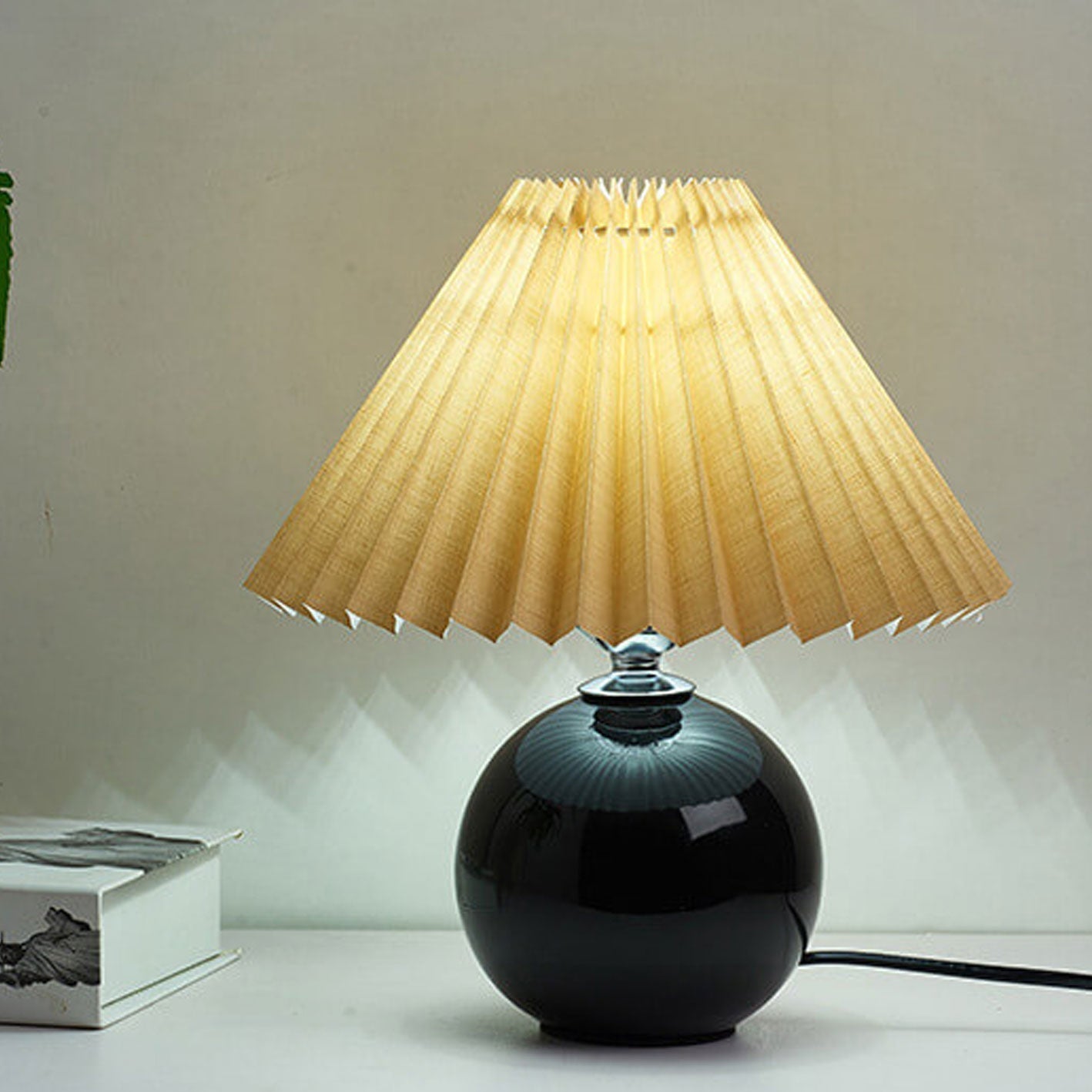 Junips | Nordic minimalist 1-light table lamp made of ceramic with pleats