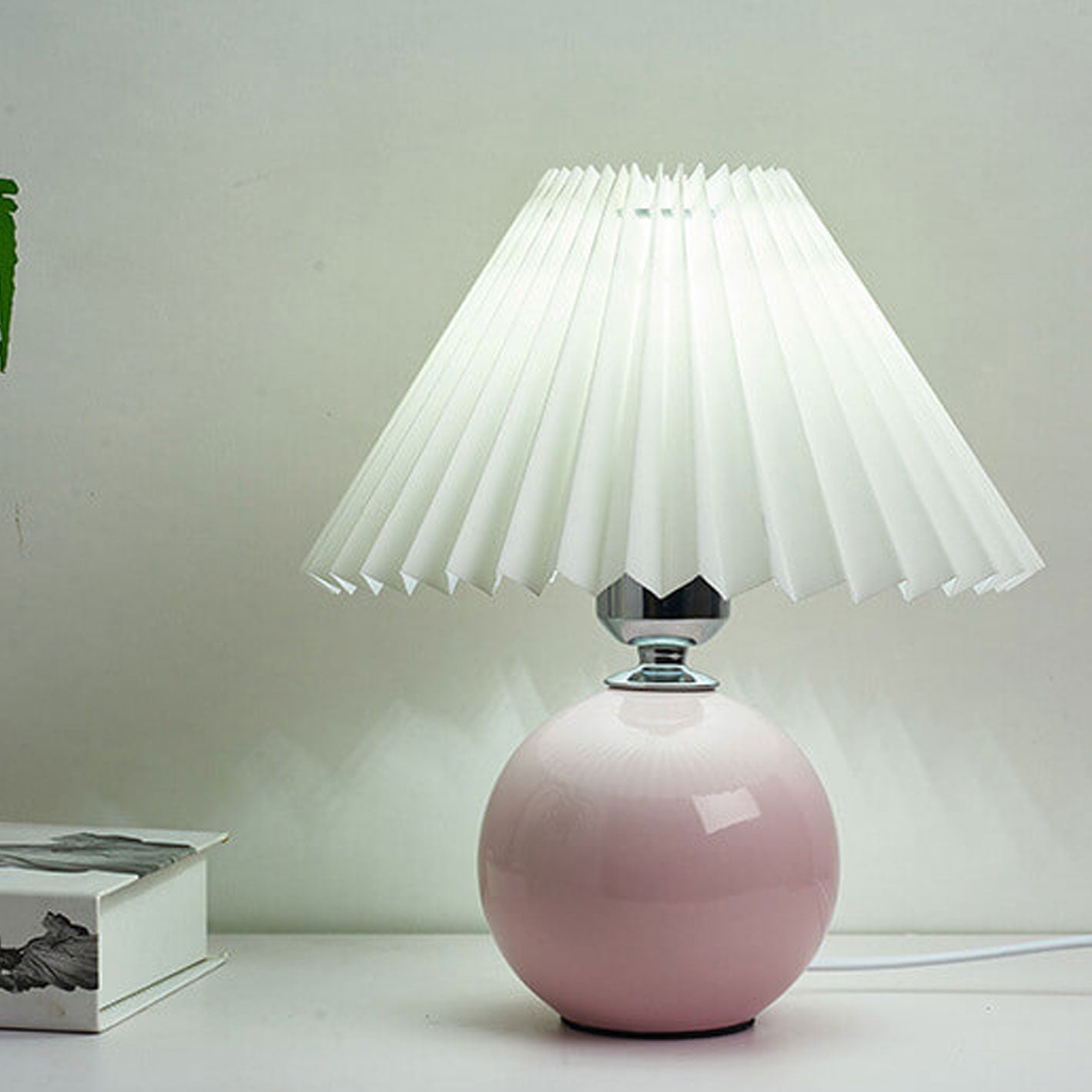 Junips | Nordic minimalist 1-light table lamp made of ceramic with pleats