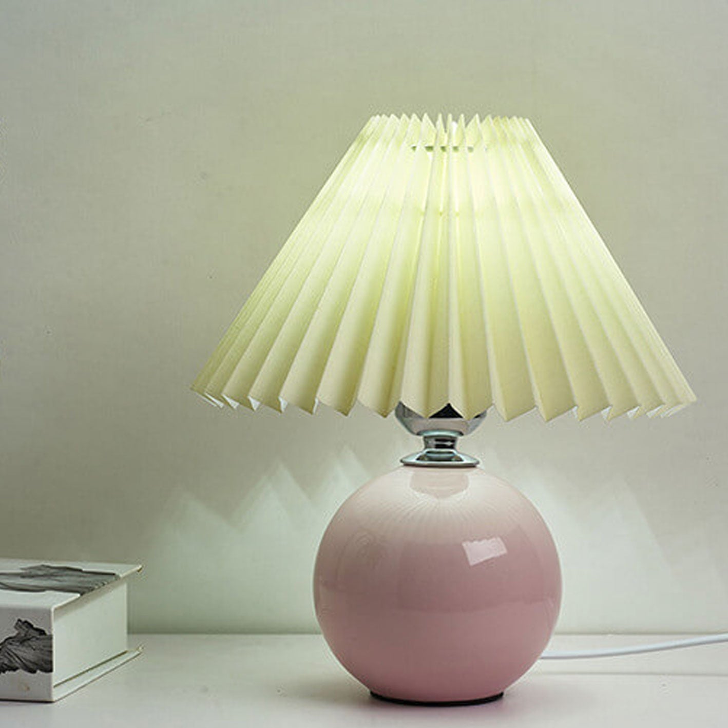 Junips | Nordic minimalist 1-light table lamp made of ceramic with pleats