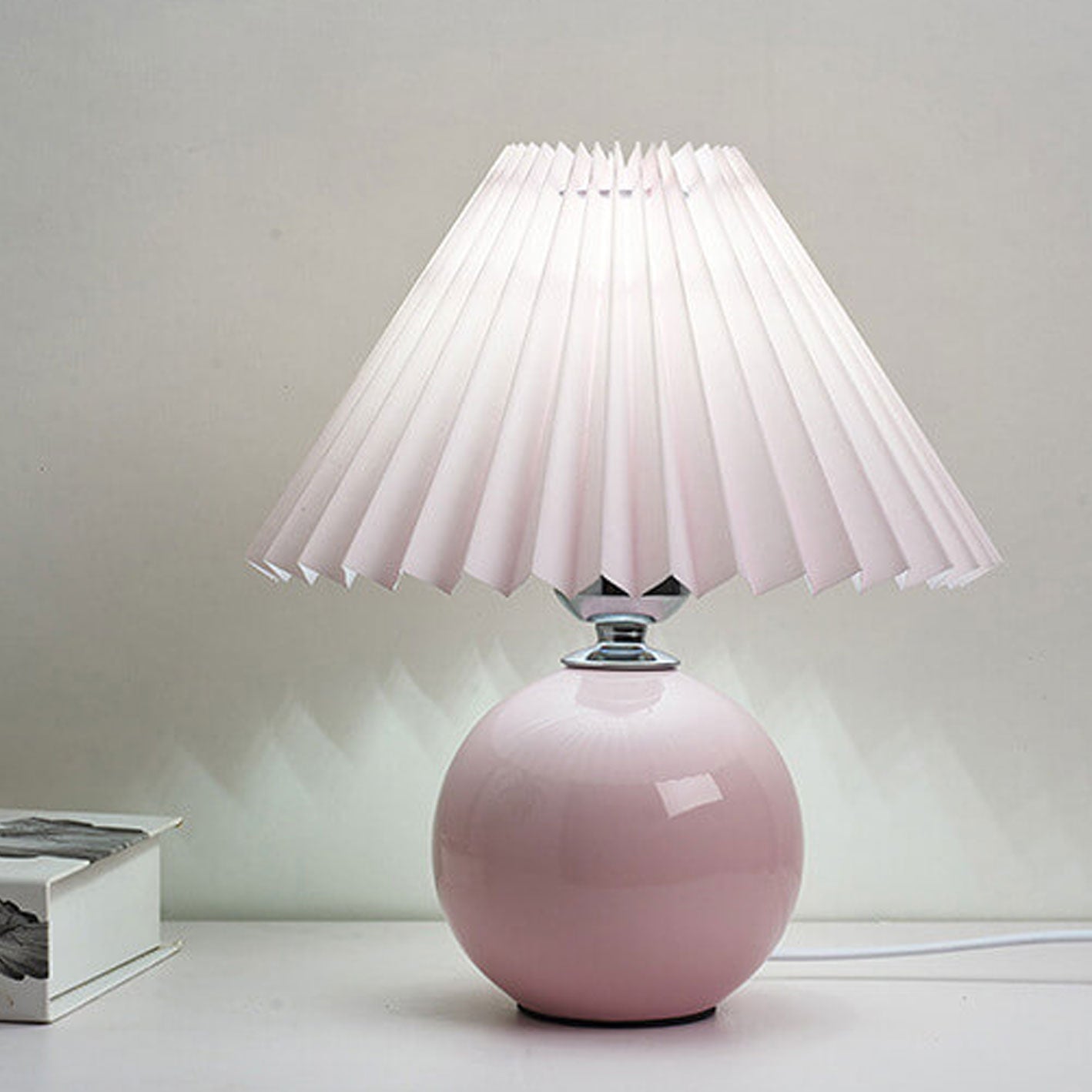 Junips | Nordic minimalist 1-light table lamp made of ceramic with pleats
