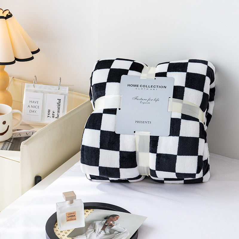 Junips | Stylish blanket in checkered pattern for your home