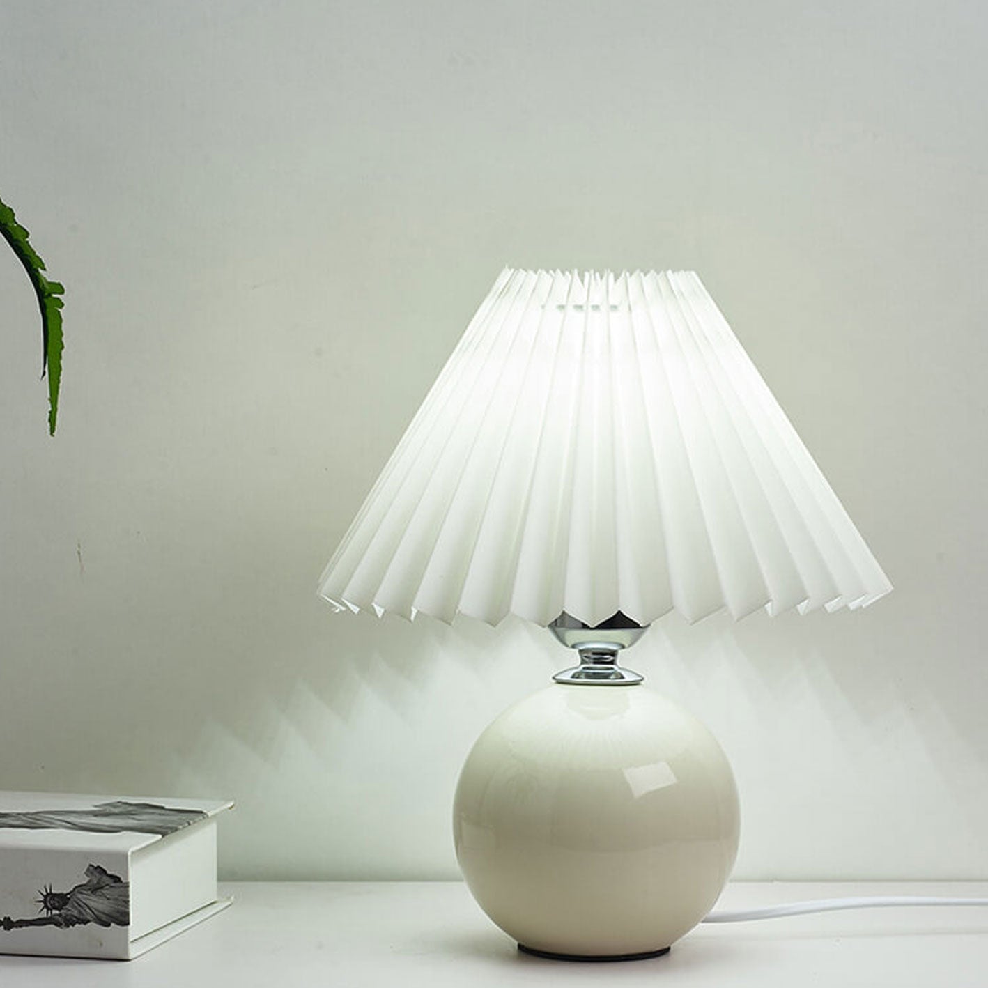 Junips | Nordic minimalist 1-light table lamp made of ceramic with pleats