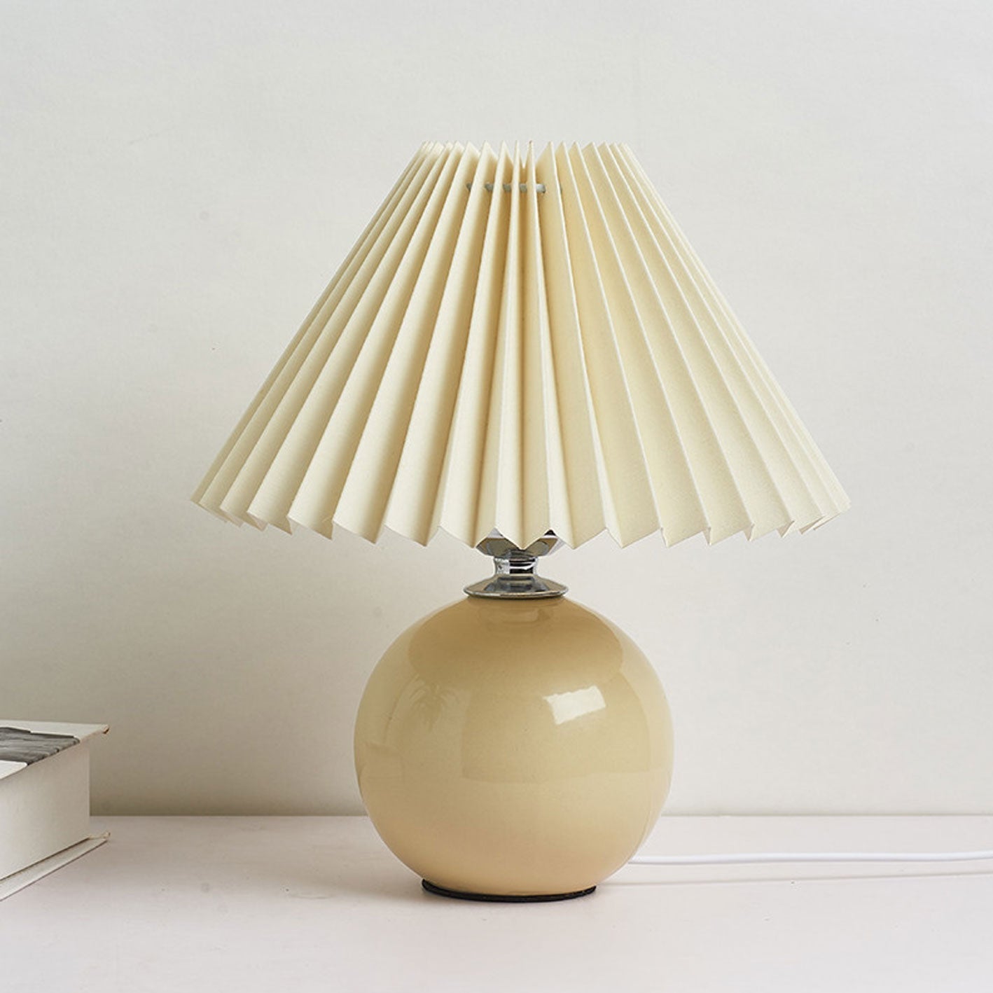 Junips | Nordic minimalist 1-light table lamp made of ceramic with pleats