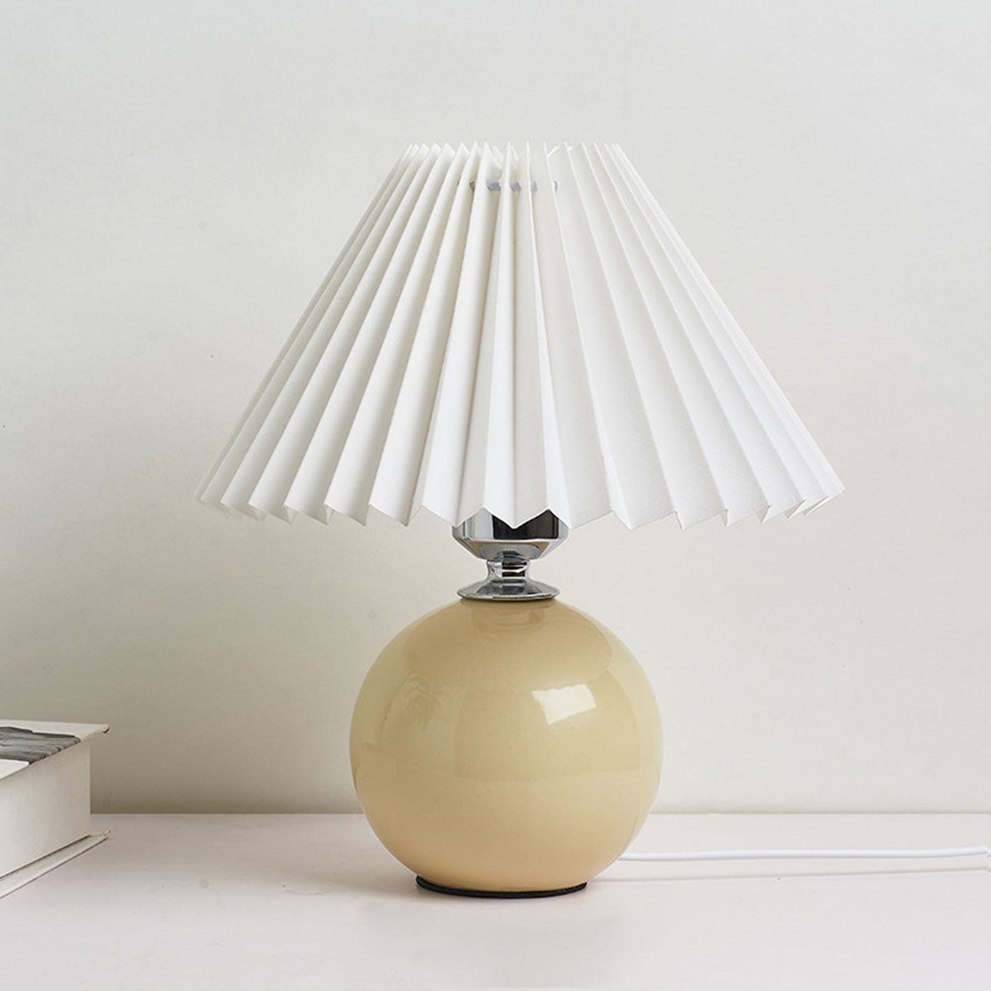 Junips | Nordic minimalist 1-light table lamp made of ceramic with pleats