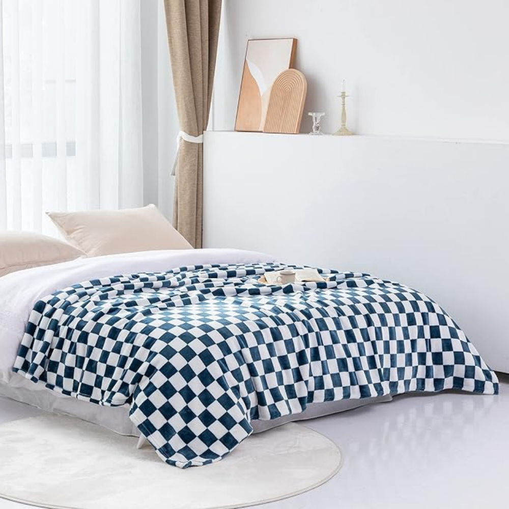 Junips | Stylish blanket in checkered pattern for your home